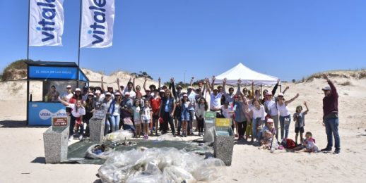 Coca-Cola FEMSA Uruguay en la jornada de limpieza de la playa de San José de Carrasco.