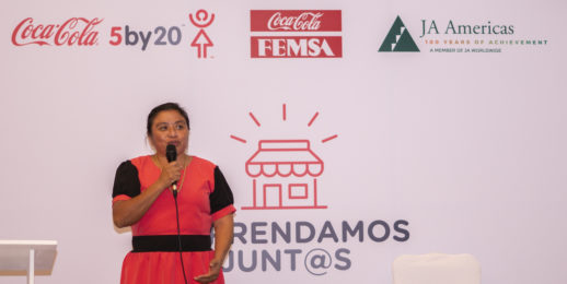 550 mujeres se gradúan del proyecto Emprendamos Juntas apoyado por Coca-Cola FEMSA.