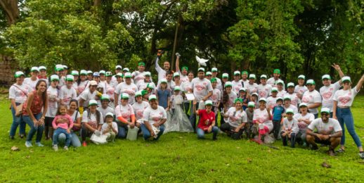 Voluntarios del Sistema Coca-Cola se unen a la gran limpieza de playas, costas y ríos de Panamá.