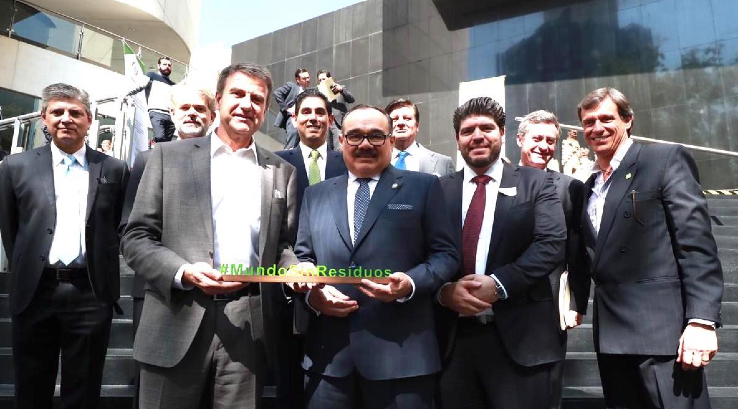 Coca-Cola FEMSA de la mano de la Industria Mexicana de Coca-Cola, se unen al Acuerdo Nacional para la Nueva Economía del Plástico en México.